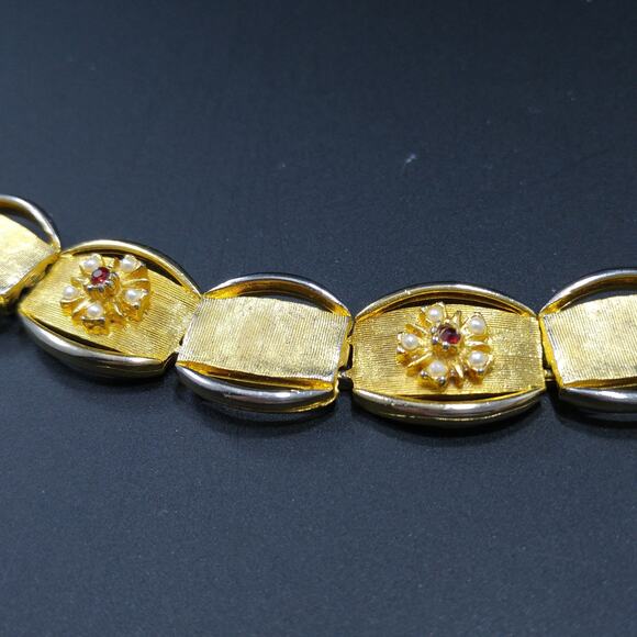 Vintage BSK Floral Bracelet, Gold Tone, 1950s Jewelry - Picture 4 of 10
